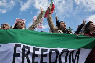 Íránské bezpečnostní složky v roce 2022 koordinovaně zabily a sexuálně zneužily stovky demonstrantů - Novinky